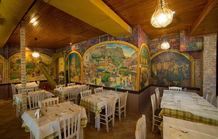 interno-del-ristorante-grotta-dell-acropoli-di-atene-con-pannelli-disegnati-arredo-bianco