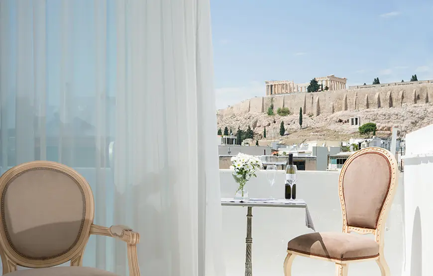 stanza-dell-acropolian-spirit-hotel-di-atene-con-piccolo-terrazzino-con-tavolinetto-che-guarda-all-acropoli