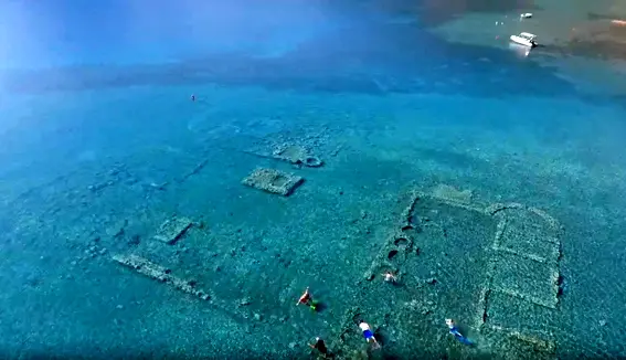 in-caicco-vedi-le-mura-della-villa-roma-di-epidauro-con-alcuni-archeologi-esperti-in-siti-sommersi-che-galleggiano-in-superficie