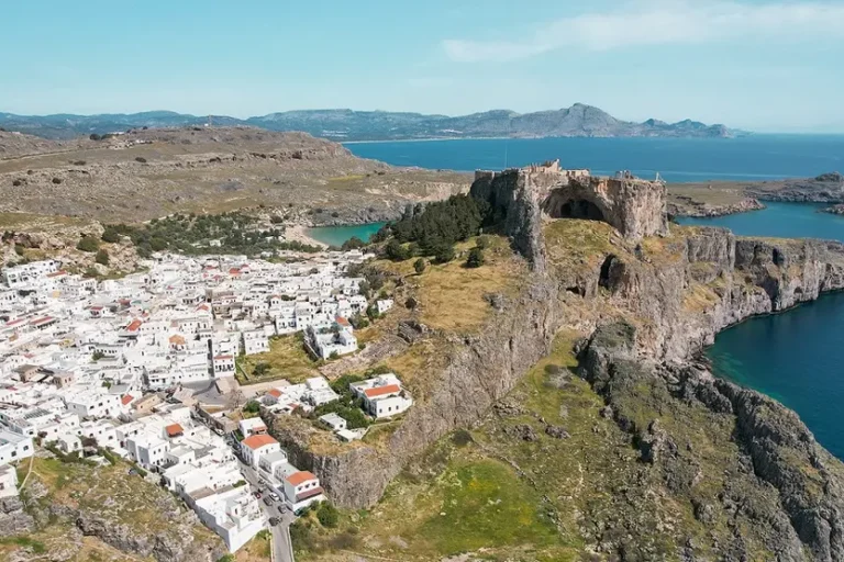 rodi-citta-vista-dall-alto-con-lo-sperone-roccioso-che-innalza-l-acropoli-al-cielo-e-sotto-le-casette-bianche-della-citta-vecchia-di-rodi