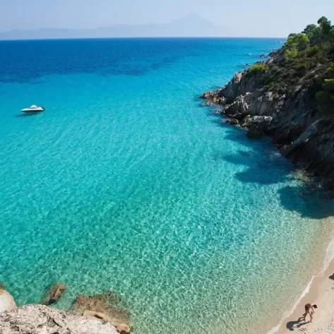 la-spiaggia-di-vourvourou-bianca-vista-dall-alto-acqua-turchese-