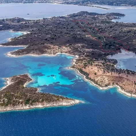 le-isole-diaporos-dall-alto-con-una-chiazza-turchese-nel-mezzo