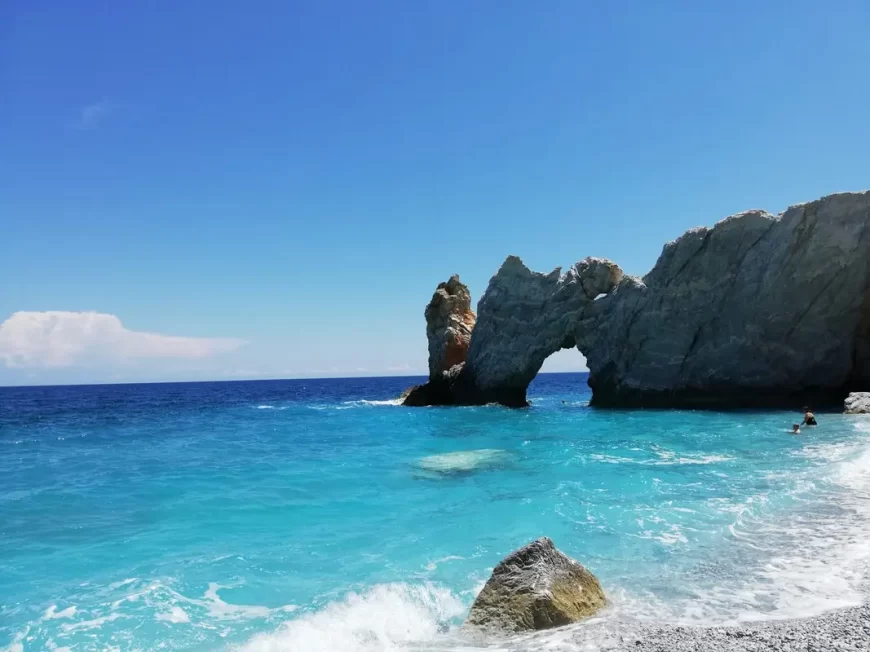 LALARIA-BEACH-SI-DISTINGUE-PER-LA-ROCCIA-A-FORMA-DI-ARCO-CHE-SI-ALLUNGA-NELL-ACQUA-AZZURRA-DI-SKIATHOS