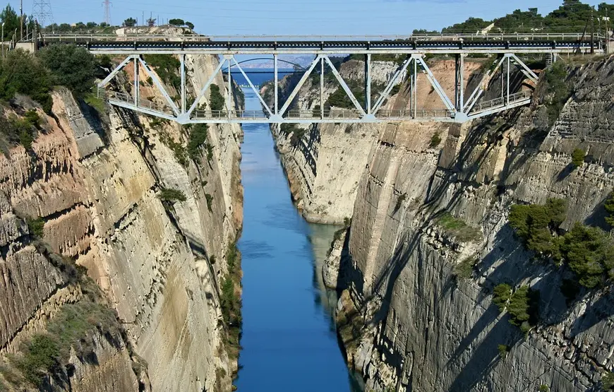 affaccio-sul-canale-di-corinto-di-fronte-al-ponte-di-ferro
