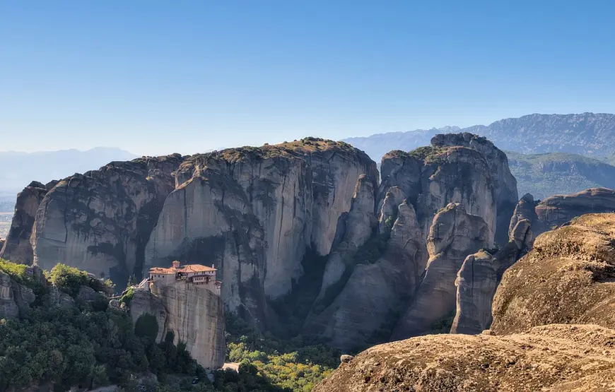 meteora-sito-naturalistico-grecia-classica montagne-grecia-in-mezzo-monastero-di-meteora