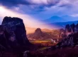 paesaggio-surreale-di-meteora-sito-greco-eccellenza-al-tramonto-con-sole-caldo-che taglia-la-valle