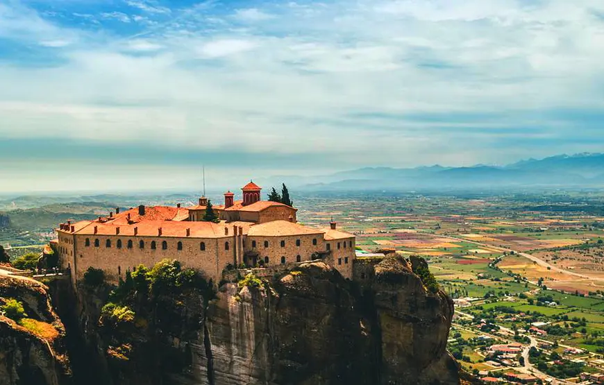 monastero-costruito-su-una-roccia-alta-e-lunga-sotto-la-valle-del-peneo-pianeggiante