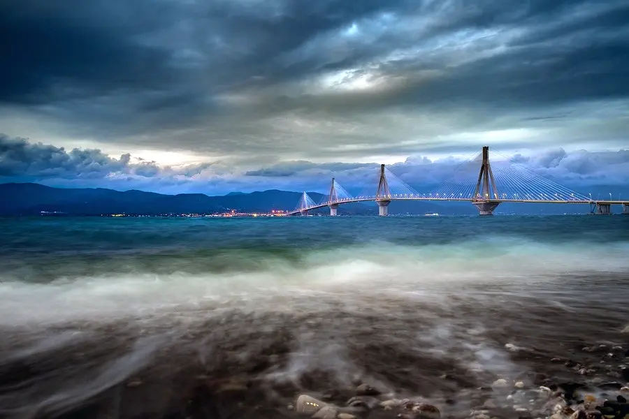 PONTE-STRALLATO-RION-ANTHIRION-TRA-ACQUE-AZZURRE-E-SPUMOSE