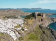 rodi-citta-vista-dall-alto-con-lo-sperone-roccioso-che-innalza-l-acropoli-al-cielo-e-sotto-le-casette-bianche-della-citta-vecchia-di-rodi