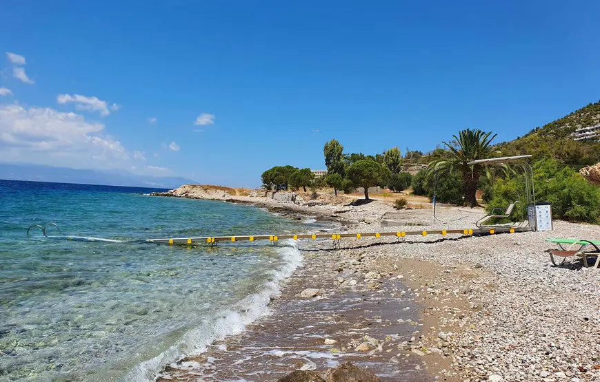 spiaggia-con-una-pedana-seatrac-per-disabili-grecia-senza-barriere