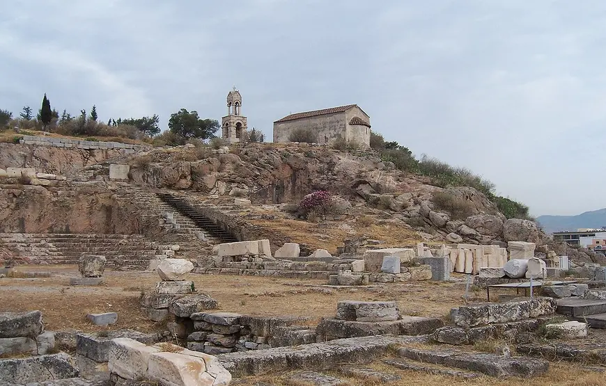 sito-archeologico-di-elefsina-con-resti-di-colonne-case-templi