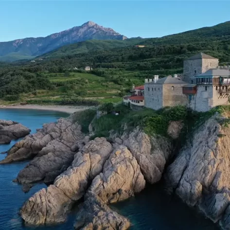roccia-a-pi-braccia-che-scende-in-mare-in-cima-un-montastero-del-monte-athos-dove-si-produce-vino
