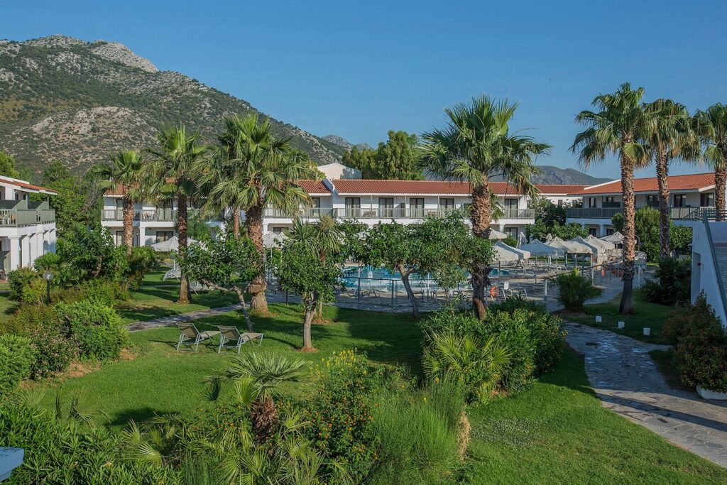 Atene + Argolide + soggiorno mare all’Hotel Golden Coast con volo dall’Italia