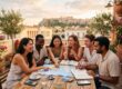Gruppo di amici che organizza un itinerario di viaggio in Grecia