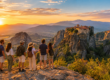 Piccolo gruppo di viaggiatori in tour privato in Grecia Classica davanti ai monasteri delle Meteore